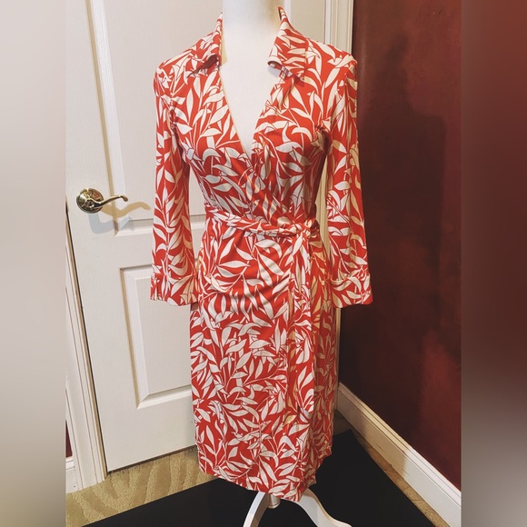 Diane Von Furstenberg Dresses & Skirts - Diane Von Furstenberg Red and White Wrap Dress
